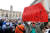 지난 27일(현지시간) 이탈리아 로마시청 광장에서 한 시민이 시장의 사퇴를 촉구하는 피켓을 들고 있다. [로이터=연합뉴스]