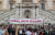 지난 27일(현지시간) 이탈리아 로마시청 광장에서 시민들은 &#34;로마는 충분하다고 말한다&#34;는 현수막을 걸고 줄어드는 로마시민에 대해 항의하는 시위를 벌였다. [로이터=연합뉴스]
