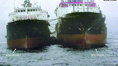 [사진] 기름 옮겨 싣는 북·파나마 선박