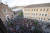 지난 27일 이탈리아 로마 시청 광장에서 시민들이 시위를 하고 있다. [EPA=연합뉴스]