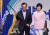 더불어민주당 이해찬 대표가 지난 8월 25일 오후 서울 올림픽 체조경기장에서 열린 전국대의원대회에서 당 대표로 선출된 직후 당기를 흔들고 있다. [연합뉴스]