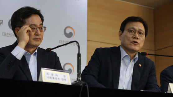김동연, “증시 불안 계속되면 제도 개선, 해외 IR도 검토”