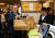 문재인 대통령이 30일 오후 전북 군산 빵집 이성당을 찾아 빵을 고르고 있다. [사진 청와대사진기자단]