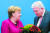 29일(현지시간) 앙겔라 메르켈 독일 총리 겸 기독민주당(CDU) 대표(왼쪽)가 폴커 보우피어 헤센 주 총리에게 꽃다발을 건네고 있다. [AP=연합뉴스]