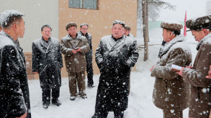 [서소문사진관] 눈사람 된 김정은···19일 만에 삼지연 방문 공개