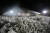 30일 새벽 강원도 평창군 용평스키장에 설치된 제설기 64대가 일제히 가동돼 슬로프에 인공 눈을 뿌리고 있다.영하의 날씨로 인공눈이 주변 나무가지 위에 얼어붙었다.[뉴시스]