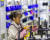  중국 쟝쑤성 쿤산시에 있는 한 유아용품 제조 공장에서 작업자가 유모차를 조립하고 있다. [EPA=연합뉴스]