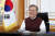 문 대통령이 31일 인도 모디 총리가 보내준 &#39;모디 자캣&#39;을 입고 있다. [사진 청와대 제공]
