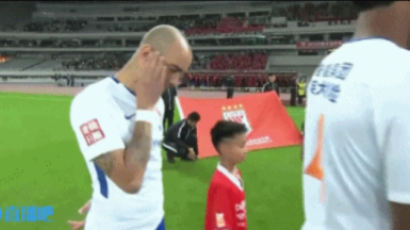 중국축구서 국가제창 때 움직였다고 징계
