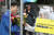 지난 5월 2018 세계병역거부자의 날을 앞두고 서울 종로구 헌법재판소 앞에서 열린 &#39;병역거부 인정, 대체복부제 도입 촉구 기자회견에서&#39; 양심적 병역거부자 이조은씨와 참가자들이 꽃 전달 퍼포먼스를 펼치고 있다.   이씨는 지난 2010년 9월 병역거부혐의로 1년6개월 형을 선고 받고 1년3개월 복역한 뒤 출소했다. [연합뉴스]