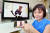 SK브로드밴드는 최근 아이들이 TV를 통해 자신만의 특별한 동화를 직접 만들 수 있는 ‘살아있는 동화’ 서비스를 출시했다. 아동 모델이 스마트 폰으로 자신이 그린 그림을 찍어 TV 속으로 보내는 &#39;그리기&#39; 기능을 사용하고 있다. [사진 SK브로드밴드] 