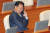음주운전으로 적발된 이용주 민주평화당 의원이 1일 오전 서울 여의도 국회 본회의장에서 열린 문재인 대통령 2019년도 예산안에 대한 시정연설에 참석해 누군가와 통화하고 있다. [뉴스1]