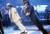마이클 잭슨이 〈Smooth Criminal〉곡 공연에서 45도 각도로 기우는 &#39;린댄스&#39;를 선보이고 있다. [사진 Smooth Criminal 뮤직비디오 캡처]