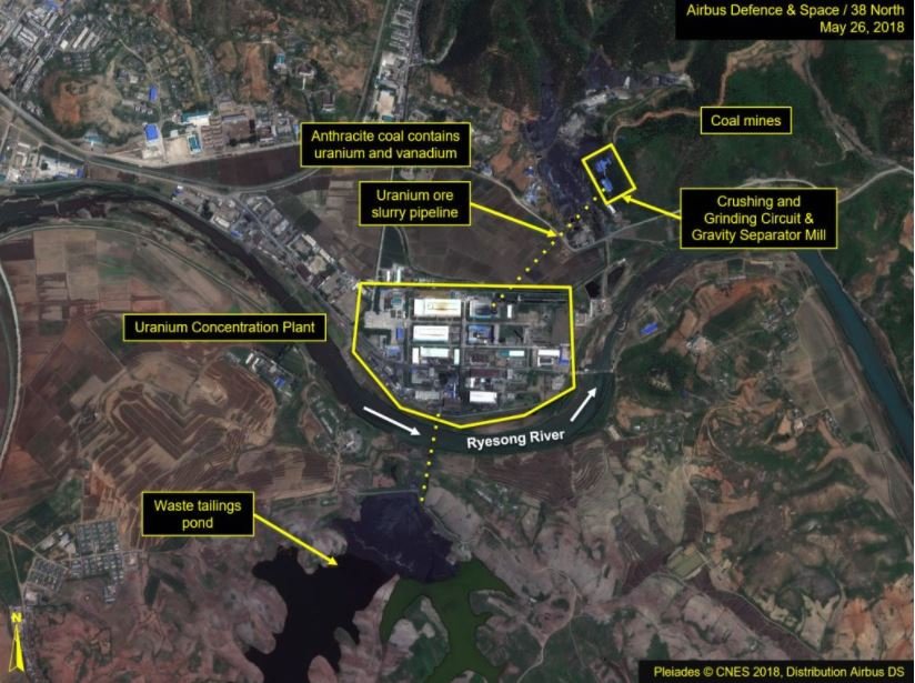 미국 북한전문매체 ‘38노스’가 평산(平山) 인근의 우라늄 정광 제조시설을 분석한 위성사진 분석 결과를 2일 공개했다. 사진속에는 우라늄 농축공장과 폐기물 처리 연못 등이 보인다. [사진 38노스]