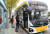울산 남구 농수산물센터 버스정류장에서 시민들이 124번 수소 시내버스에 승차하고 있다. 울산은 지난달 22일 전국에서 처음으로 시내버스 정규 운행노선에 수소버스를 투입했다. [뉴스1]