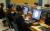 지난달 4일 오후 평양 과학기술전당에서 학생들이 컴퓨터를 활용한 학습활동을 하고 있다. [사진= 공동취재단]