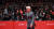  배우 신성일이 4일 오후 부산 해운대구 영화의 전당에서 열린 제23회 부산국제영화제(BIFF) 개막식에 참석해 레드카펫을 밟고 있다. [뉴스1]