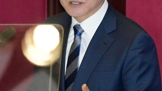 문재인 대통령 지지율 55.6%, 5주 연속 하락 
