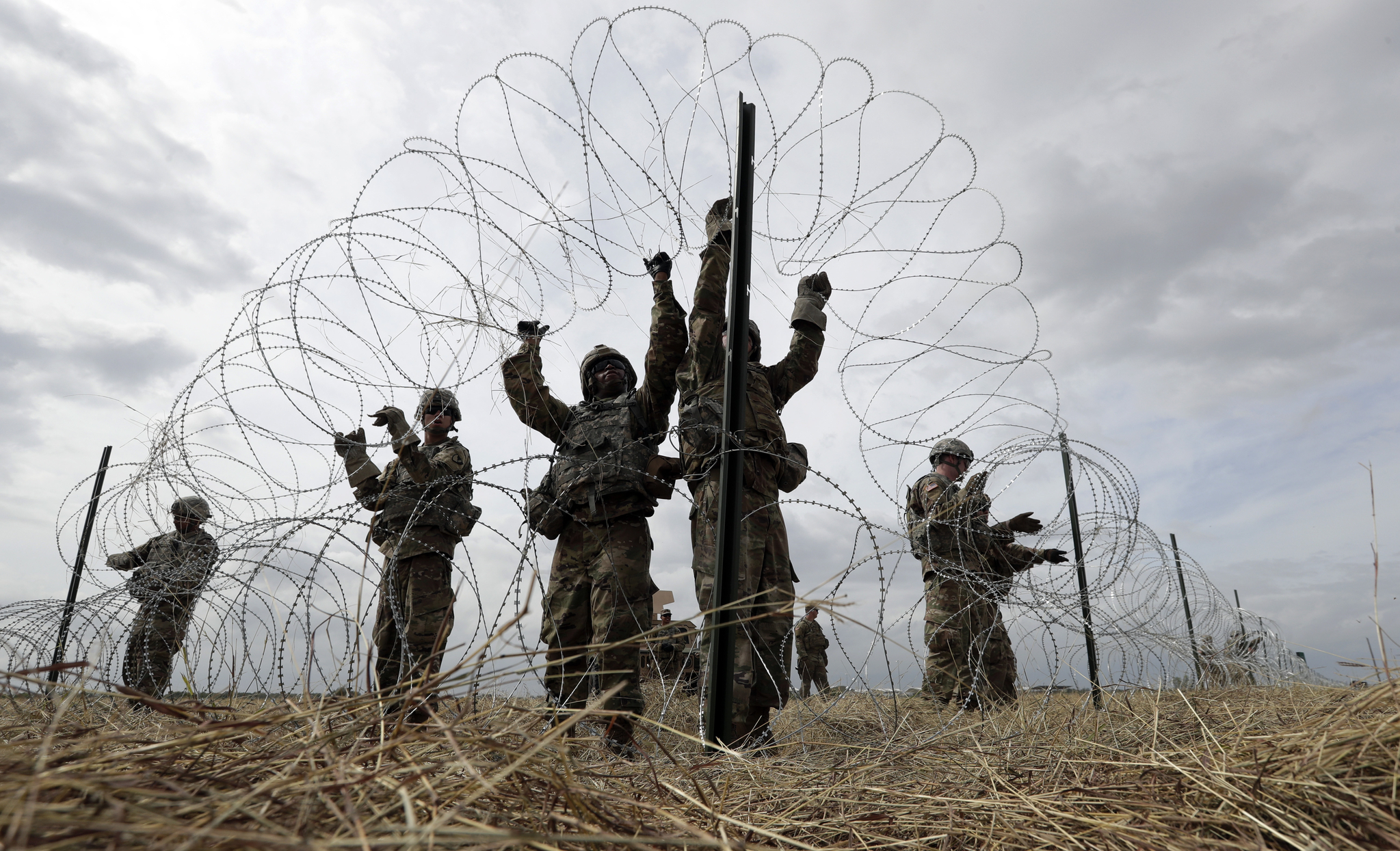 미군이 4일(현지시간) 미국-멕시코 국경 인근인 텍사스 도나에서 국방부와 세관 국경 보호국을 위한 캠프 주변에 가시 철조망을 설치하고 있다. [AP=연합뉴스] 