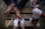멕시코 적십자 자원봉사자들이 지난달 26일(현지시간) 멕시코 아리아가에서 이민자의 발을 치료하고 있다. [AP=연합뉴스] 
