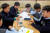 (왼쪽 아래부터 시계 방향으로) 배정원·박상진·최선호·송태인·최기원·김유현 학생이 청소년의 문화·예술 문제를 해결하기 위해 머리를 맞댔다. 