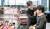 최근 티 날 듯 말 듯 색조 화장을 하는 남성이 많아졌다. 지난달 31일 서울 서초동 ‘아리따움 라이브 강남점’에서 만난 김대한(28·프리랜서)씨는 ’평소 잡티를 가리기 위해 파운데이션을 즐겨 바른다“고 말했다.