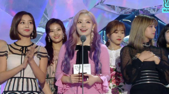 BREAKING! TWICE Wins BEST GIRL GROUP of the Year at 2018 MGA