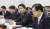 임종석 청와대 비서실장(오른쪽 두번째)이 6일 국회에서 열린 국회 운영위원회의 국정감사에서 의원들의 질의에 답하고 있다. 임현동 기자