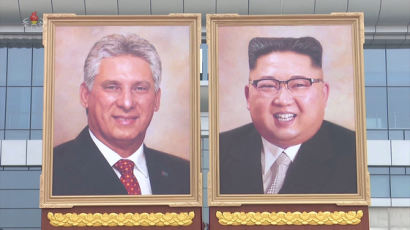 北, 공항에 김정은 대형 초상화 비치…"독재 체제 강화 움직임"
