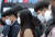 7일 오전 서울 광화문네거리에서 마스크를 낀 시민들이 출근하고 있다. [뉴스1]