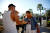 6일(현지시간) 미국 아리조나 주 템페의 한 투표소 앞에서 유권자에게 공짜 피자를 나눠주는 모습. [로이터=연합뉴스]