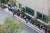  미국 유권자들이 6일(현지시간) 캘리포니아 샌디에고 등기소에 마련된 투표소 앞에 길게 줄지어 서 있다. [AFP=연합뉴스] 