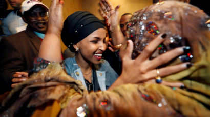 “여성ㆍ성소수자가 새로운 역사 썼다”…첫 무슬림 여성의원, 동성애자 주지사 나와