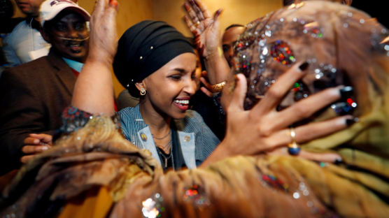 “여성ㆍ성소수자가 새로운 역사 썼다”…첫 무슬림 여성의원, 동성애자 주지사 나와