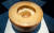 구더기가 꼬물거리는 이탈리아 발효 치즈 &#39;카수 마르주&#39;. 치즈 속에 살아있는 구더기와 치즈를 함께 먹을 수도 있다고 설명되어 있지만, 웬만한 비위가 아니고선 선뜻 먹기 힘들 듯하다.[로이터=연합뉴스] 