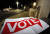 피닉스의 한 선거종사원이 6일 새벽 투표소 안내문을 붙이고 있다.[AP=연합뉴스]