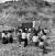1950년 폐허가 된 학교터에서 유엔환영가를 배우고 있는 학생들. [사진 국가기록원] 