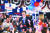 2016년 미국 대선 공화당 경선에서 도널드 트럼프 대통령에게 패배했던 밋 롬니 전 매사추세츠 주지사가 6일(현지시간) 유타주 상원의원 당선을 확정 지은 뒤 승리를 자축하고 있다. [AFP=연합뉴스]