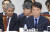 청와대 김수현 사회수석(왼쪽)과 윤종원 경제수석이 지난 6일 국회에서 열린 국회 운영위원회의 청와대에 대한 국정감사에서 대화하고 있다. 뒷줄 왼쪽은 김수현 당시 청와대 사회수석[중앙포토]