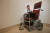 30일(현지시간) 영국 런던 크리스티 경매장에서 지난 3월 타계한 대 물리학자 스티븐 호킹 박사의 유품 경매를 위한 포토콜 행사가 열린 가운데, 경매장 관계자가 호킹 박사의 전동 휠체어를 살펴보고 있다. [연합뉴스]  