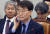 장하성 전 정책실장(가운데)과 김수현 신임 실장,(왼쪽), 윤종원 경제수석이 6일 국회에서 열린 국회 운영위원회의 청와대 국정감사에 참석해 있다. 연합뉴스