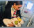 기내에서 승객의 아이를 안고 있는 패트리샤 오르가노 [패트리샤 페이스북 캡처]