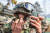 안면위장용 위장크림을 바르고 있는 육군 병사. [사진 Jiminpapaㆍ육군]