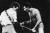 록그룹 &#39;퀸&#39;의 보컬리스트 프레디 머큐리(오른쪽)의 실제 공연 모습.[사진 중앙포토]