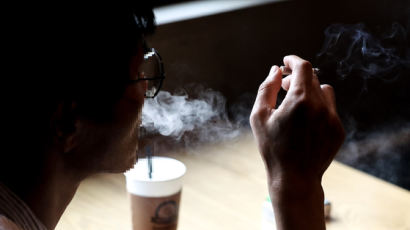 "담배만 꺼내물어도 눈총 쏟아져" 남성 흡연율 역대 최저 38.1%