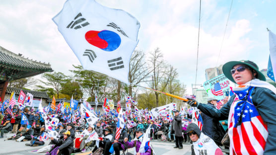 한국당에 ‘태극기 부대’는 약일까 독일까…세결집엔 약, 통합엔 독 
