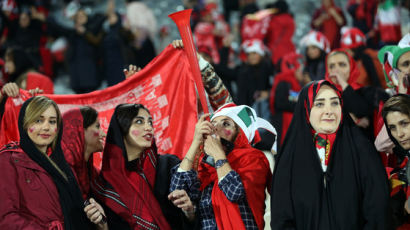 '금녀의 벽' 다시 열렸다... '850명 여성 팬' 축구 응원 주목 받은 이란