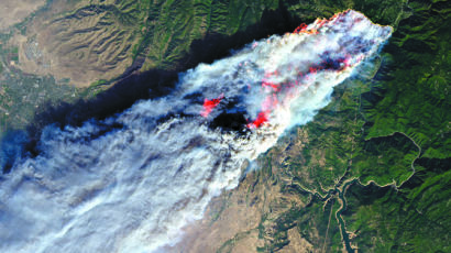 [사진] 위성에도 잡힌 캘리포니아 대형 산불 … 135명 이상 사망·실종, 30만명 대피