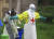 지난 9월 민주콩고 베니시에서 에볼라 환자를 돌보는 의료진이 소독 작업을 하고 있다. [AP=연합뉴스] 