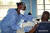 지난 5월30일 콩고 음반다카에서 세계보건기구(WHO) 의료진이 에볼라 바이러스 발병 지역으로 파견될 구호요원에게 에볼라 백신을 접종하고 있다. [AP=뉴시스]